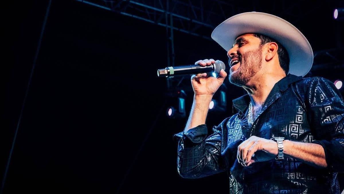 El cantante mexicano compartió la noticias del fallecimiento de su hijo por medio de redes sociales
