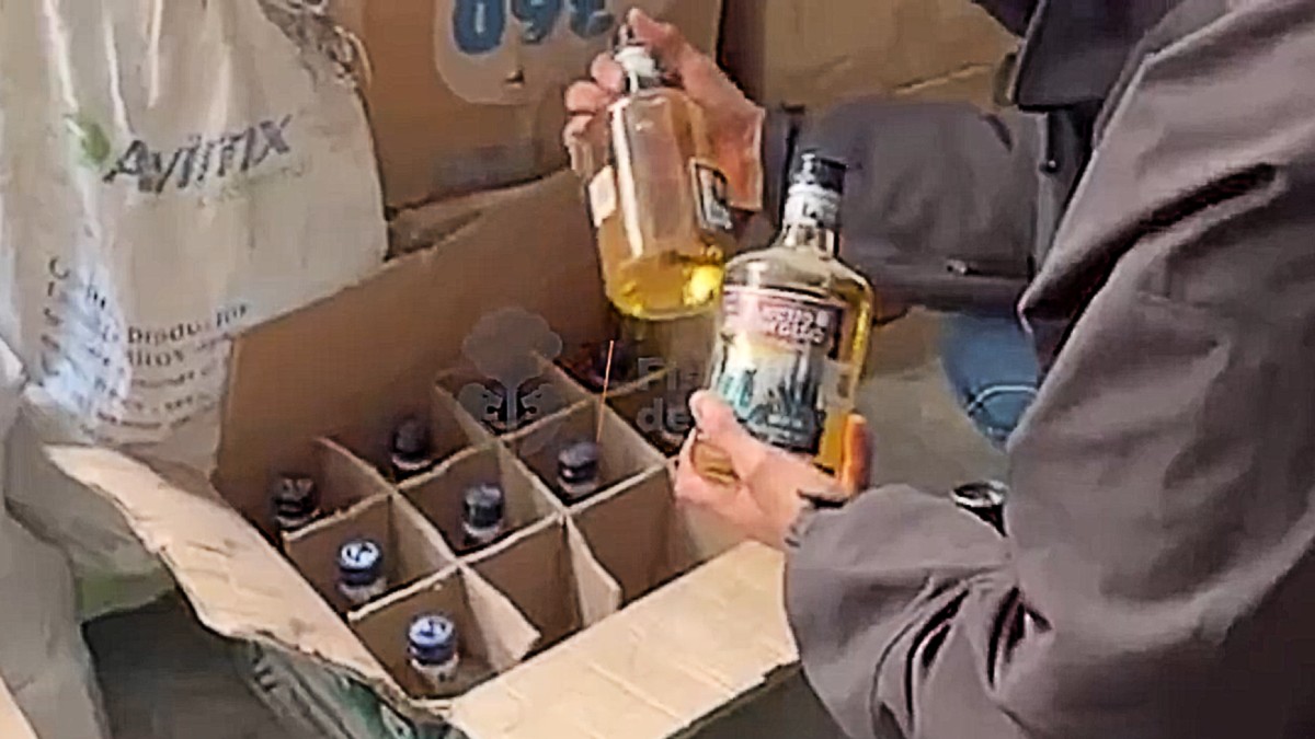 La Fiscalía de Jalisco incautó el alcohol adulterado en la bodega de Zapopan.