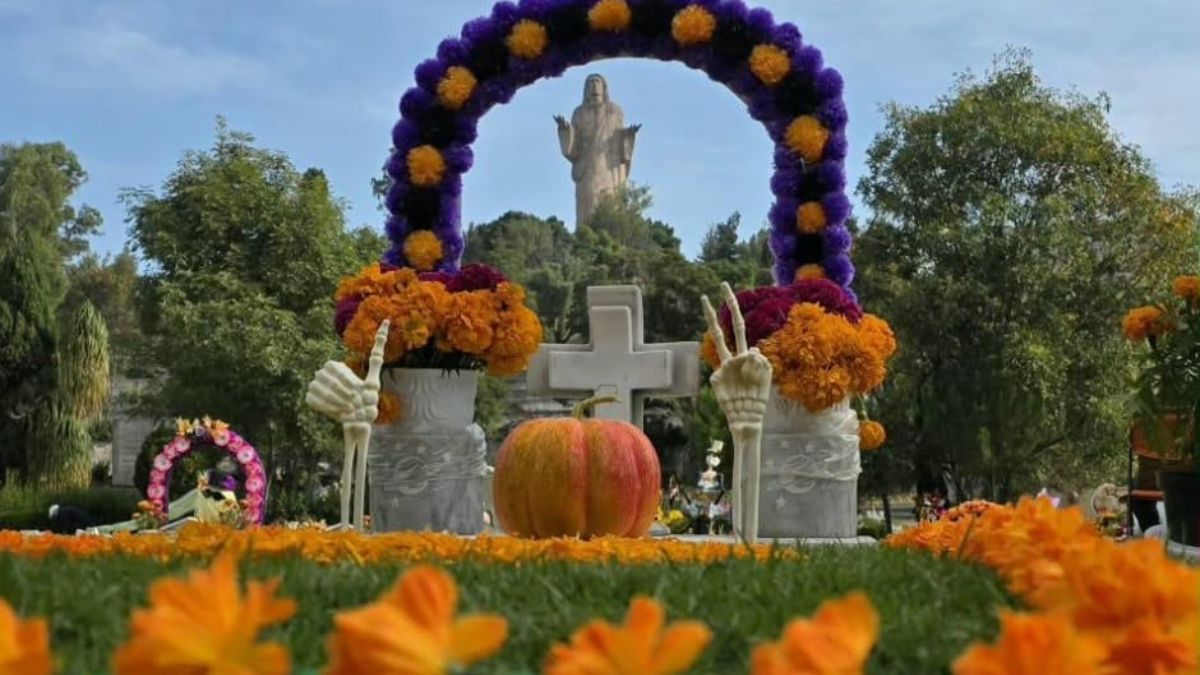 El panteón Jardines del Recuerdo realiza diversas actividades durante la jornada de Día de Muertos.